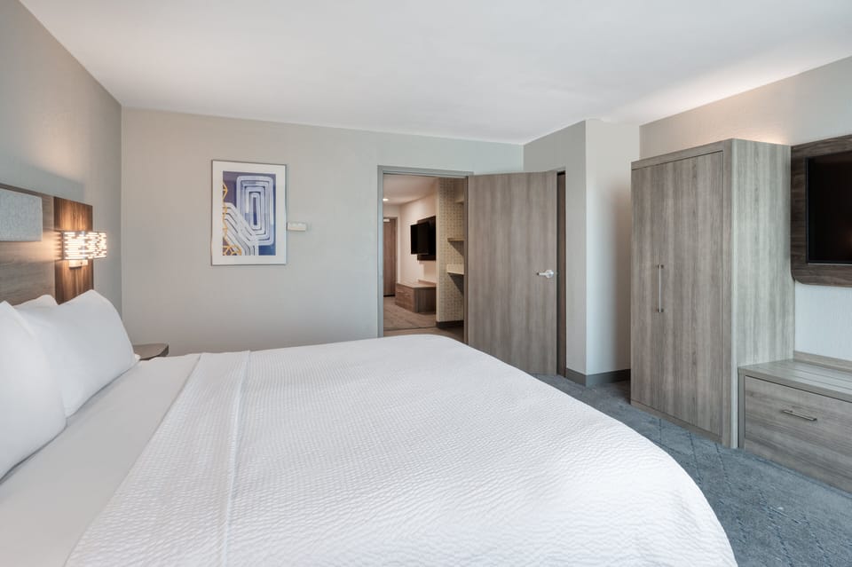 Suite, 1 Bedroom, Kitchen | Desk, blackout drapes, iron/ironing board, free cribs/infant beds