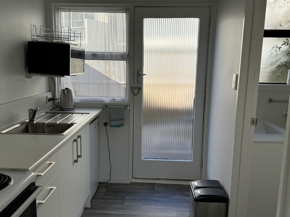 Studio | Private kitchenette | Coffee/tea maker, fridge, microwave, oven