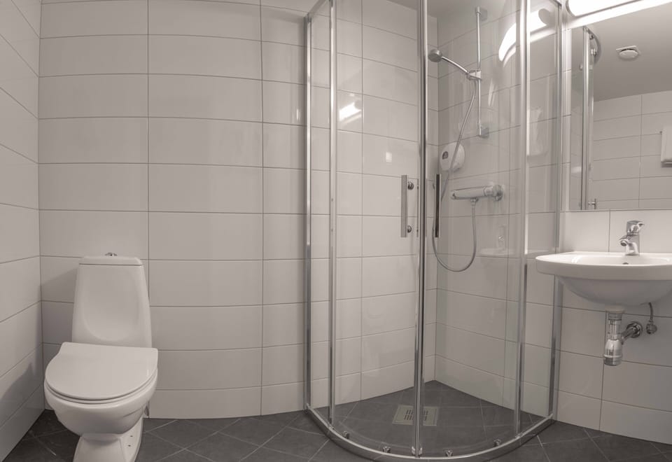 Standard Triple Room | Bathroom | Shower, rainfall showerhead, eco-friendly toiletries, hair dryer