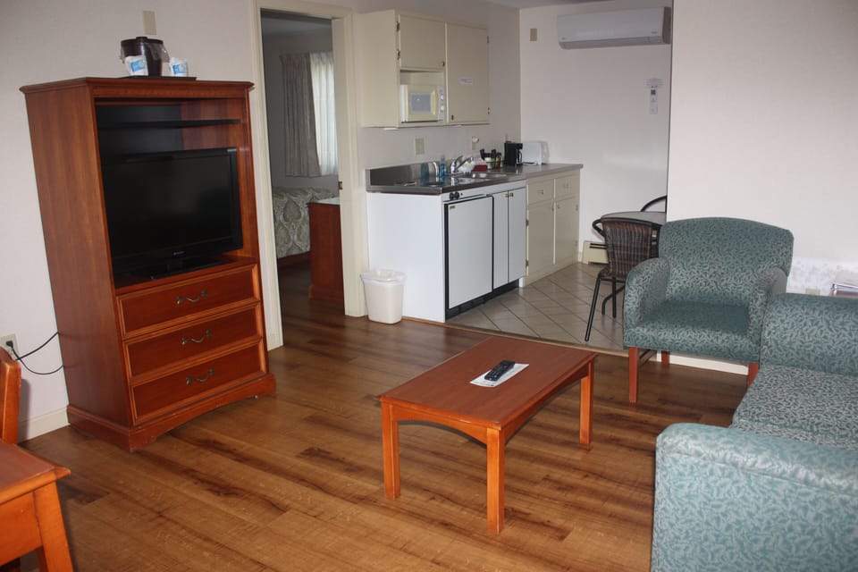 Executive Suite, 1 King Bed | Living area | Flat-screen TV
