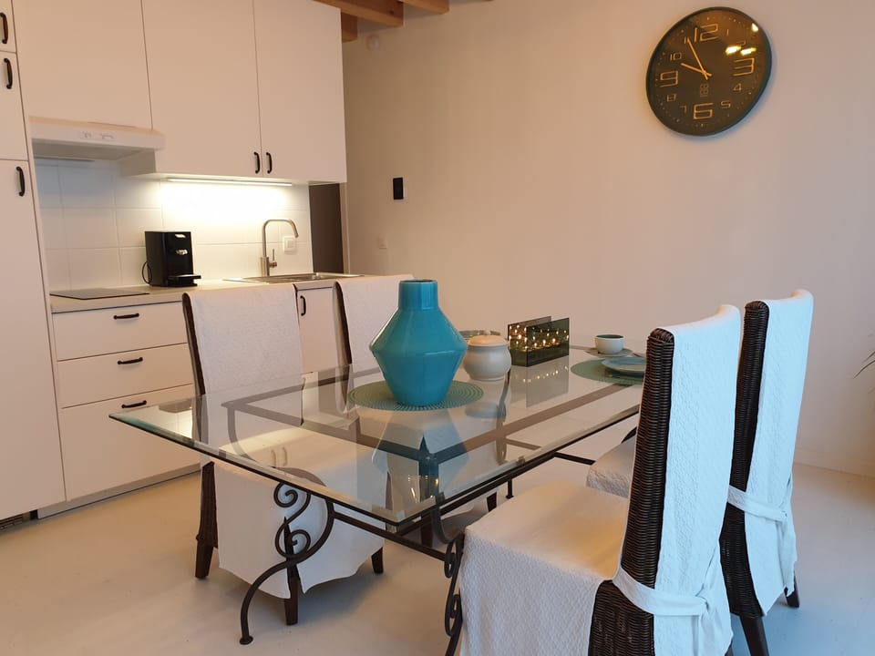 Junior Suite | Private kitchenette | Full-size fridge, microwave, oven, stovetop