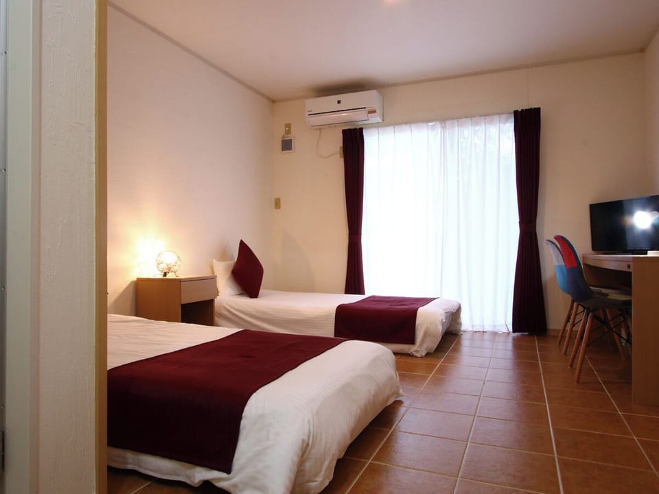 Twin Room with Extra Bed | Desk, free WiFi, bed sheets
