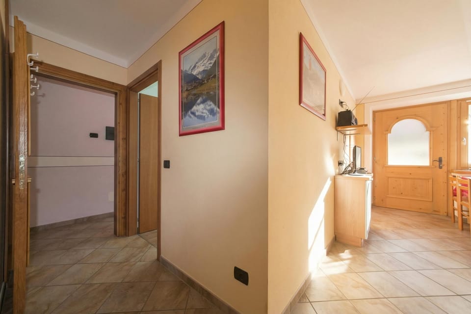 Family Apartment, 2 Bedrooms, Microwave (Italia 2 Ski in-Ski out 50m) | Interior