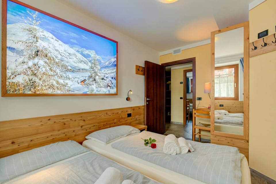 Family Apartment, 2 Bedrooms, Microwave (Italia 2 Ski in-Ski out 50m) | 2 bedrooms, WiFi (surcharge), bed sheets