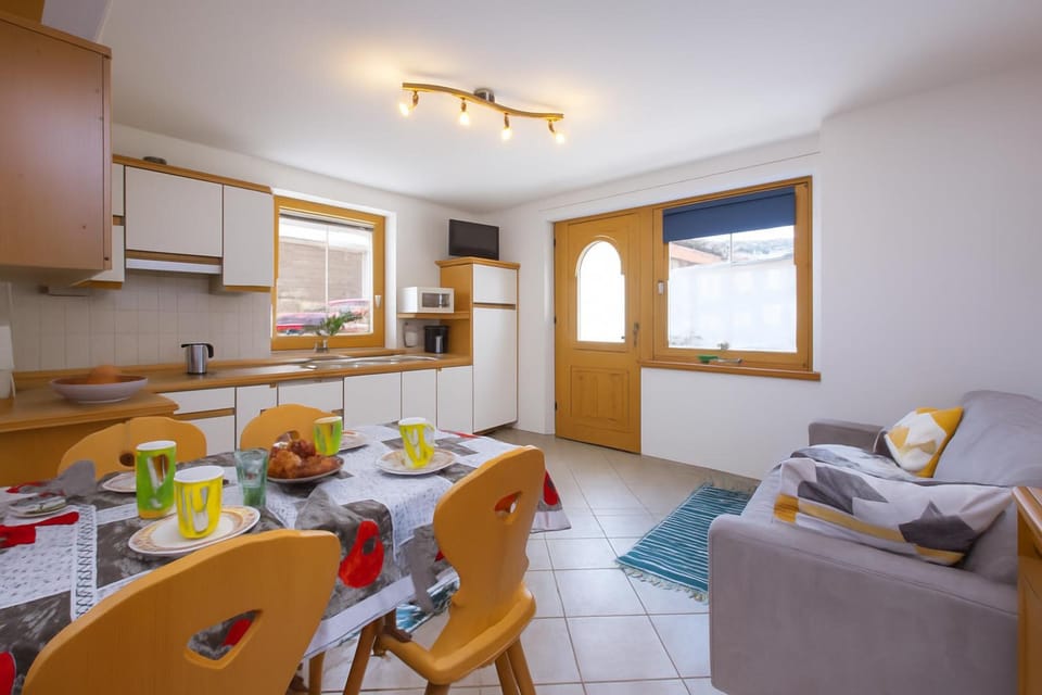 Family Apartment, 2 Bedrooms, Microwave (Italia 1 Ski in- Ski out 50m) | Dining