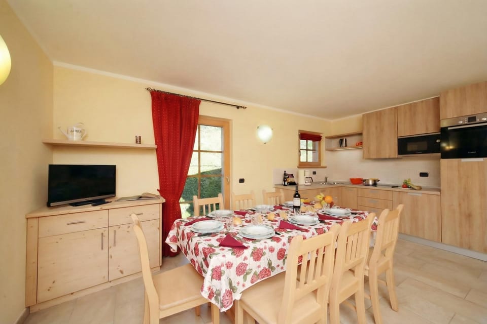 Family Apartment, Multiple Bedrooms, Mountainside (Sole Ski in- Ski out 50m) | Dining