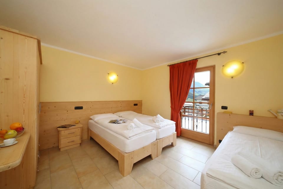 Family Apartment, Multiple Bedrooms, Mountainside (Sole Ski in- Ski out 50m) | 2 bedrooms, free WiFi, bed sheets