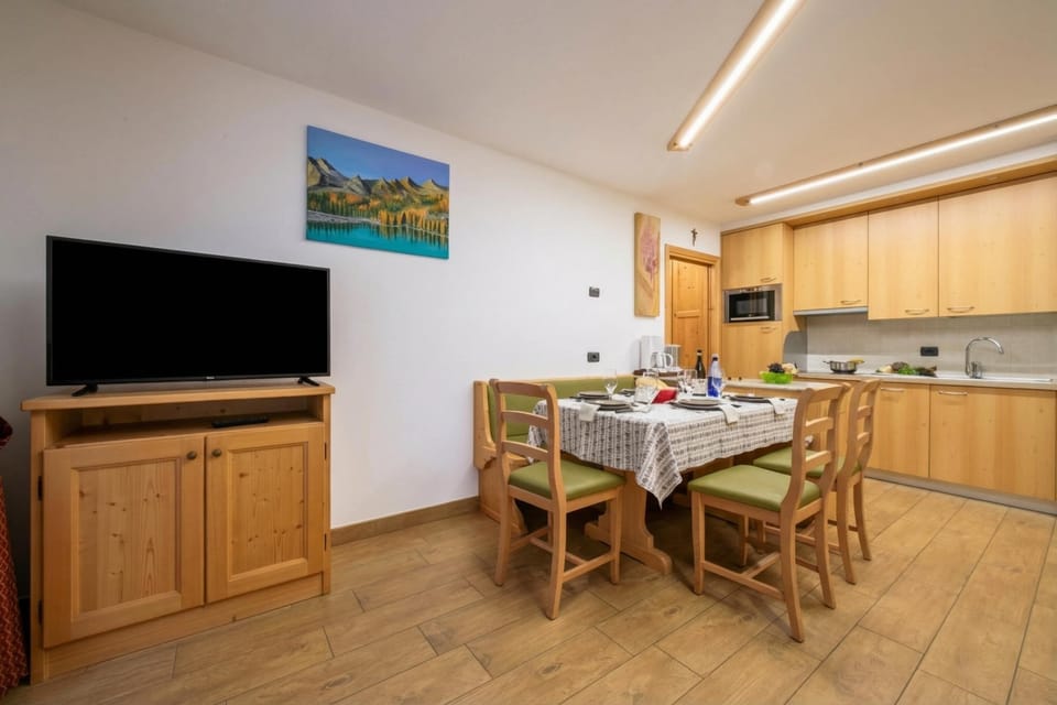 Family Apartment, Multiple Bedrooms, 2 Bathrooms (Tamigi) | Dining