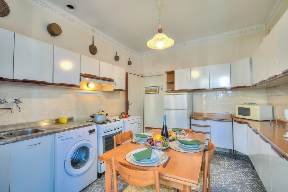 Full-size fridge, microwave, oven, stovetop
