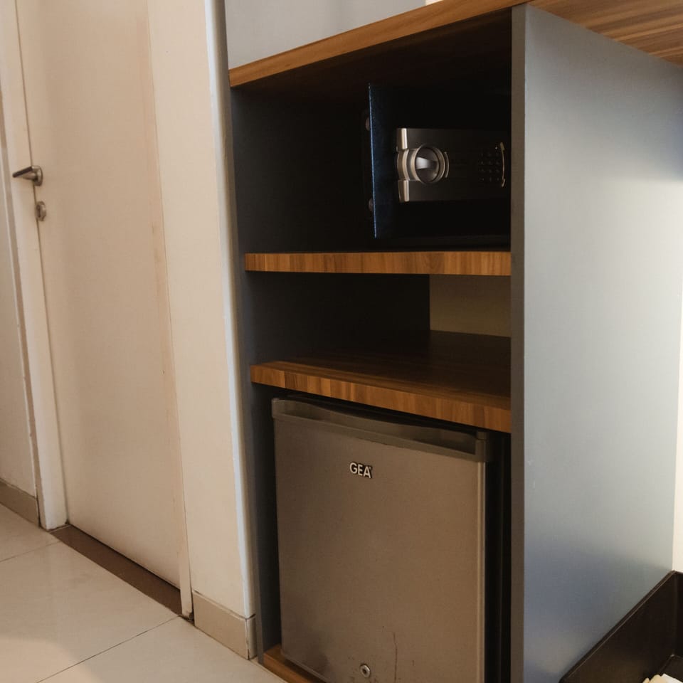 Deluxe Room | Free minibar items, in-room safe, desk, laptop workspace