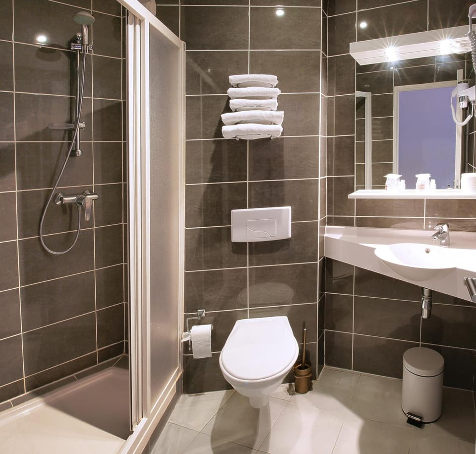 Shower, free toiletries, hair dryer, towels