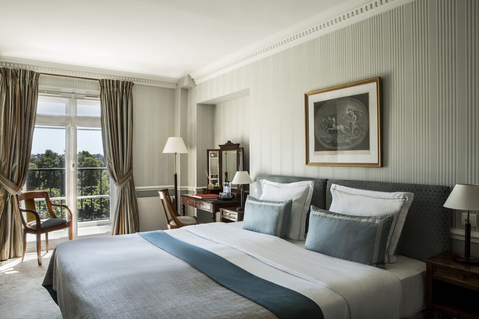 Deluxe Room - Vue Paris | In-room safe, individually decorated, desk, soundproofing