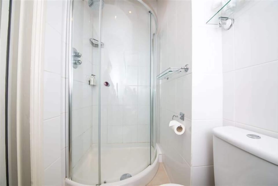 Superior Room, Garden View | Bathroom | Shower, eco-friendly toiletries, hair dryer, bathrobes