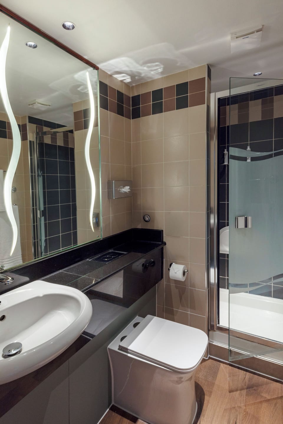 Standard Single Room | Bathroom | Deep soaking tub, free toiletries, hair dryer, slippers