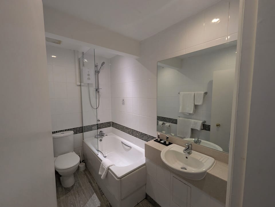 Deep soaking tub, free toiletries, hair dryer, slippers