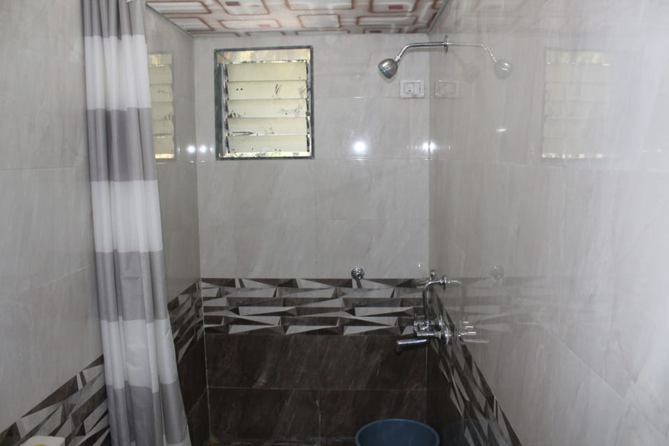 Standard Room | Bathroom | Free toiletries, towels