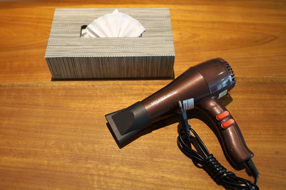 Bay Room | Minibar, in-room safe, desk, blackout drapes