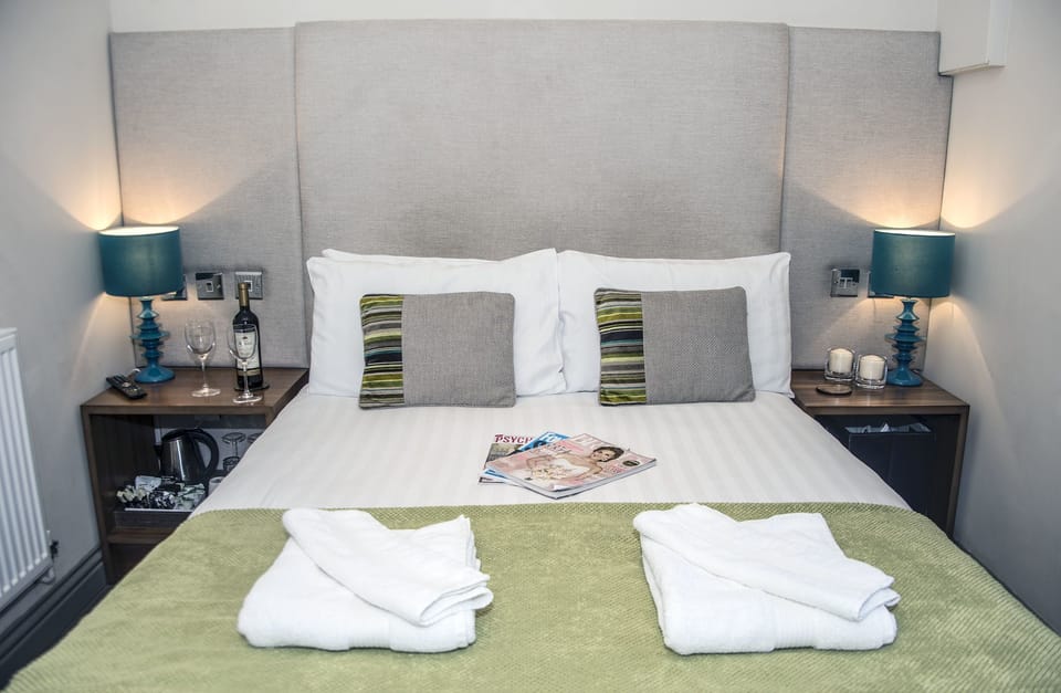 Standard Double Room, Ensuite (Small) | Egyptian cotton sheets, iron/ironing board, free WiFi, bed sheets