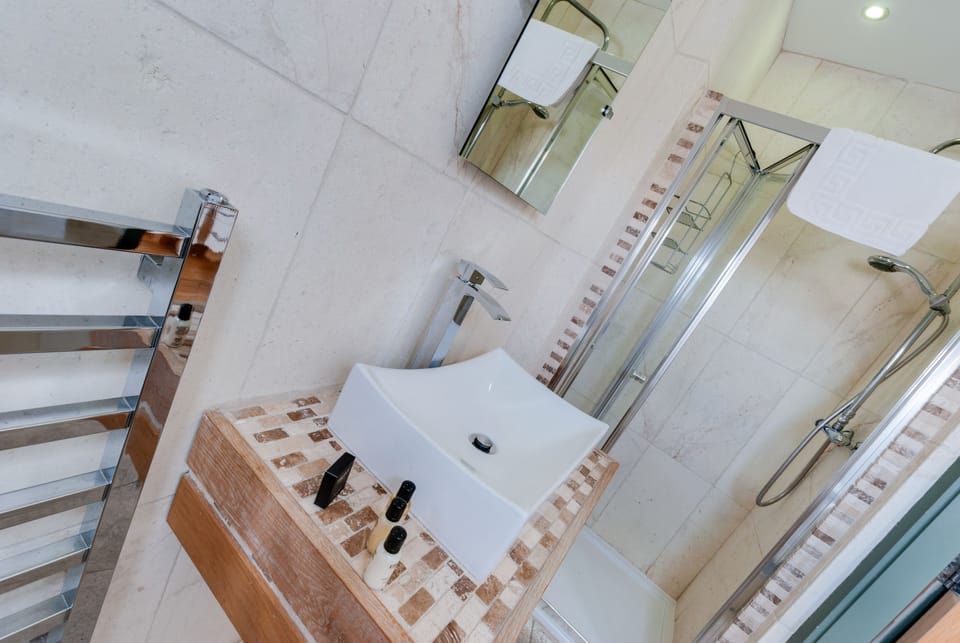 Base Serviced Apartments - Sir Thomas Street Bed and Breakfast in Liverpool