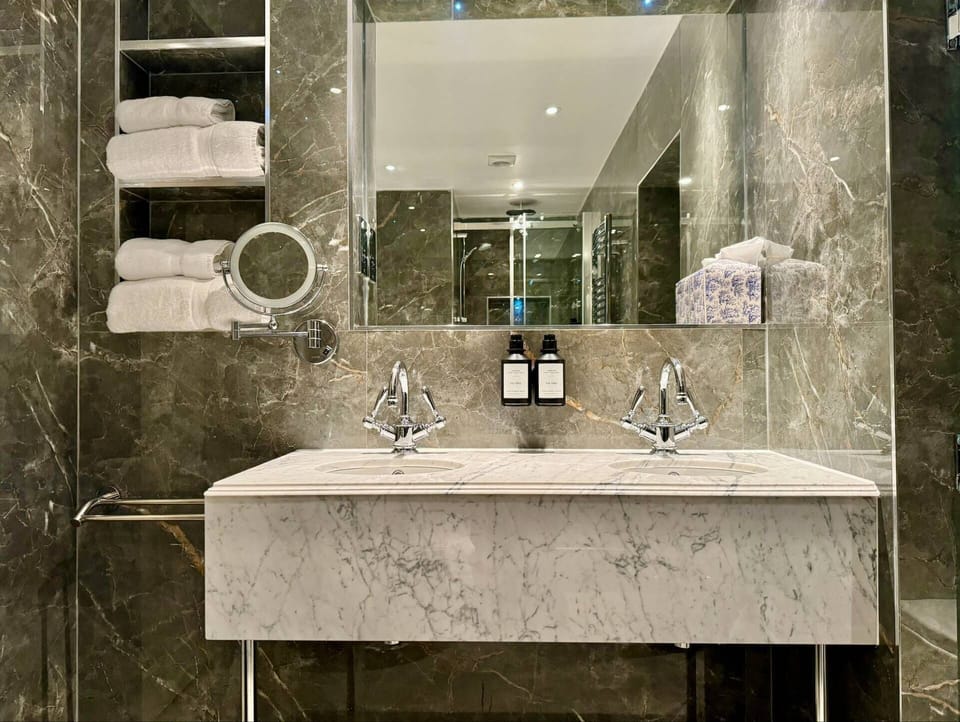 Superior Grand Suite | Bathroom | Free toiletries, hair dryer, bathrobes, slippers