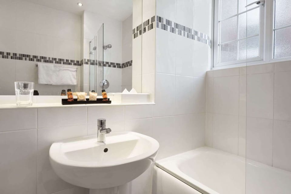 Standard Twin Room | Bathroom | Shower, free toiletries, hair dryer, towels