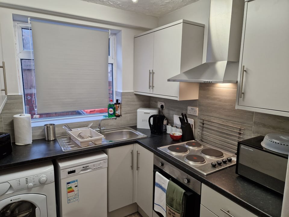 House | Private kitchen | Fridge, microwave, oven, stovetop