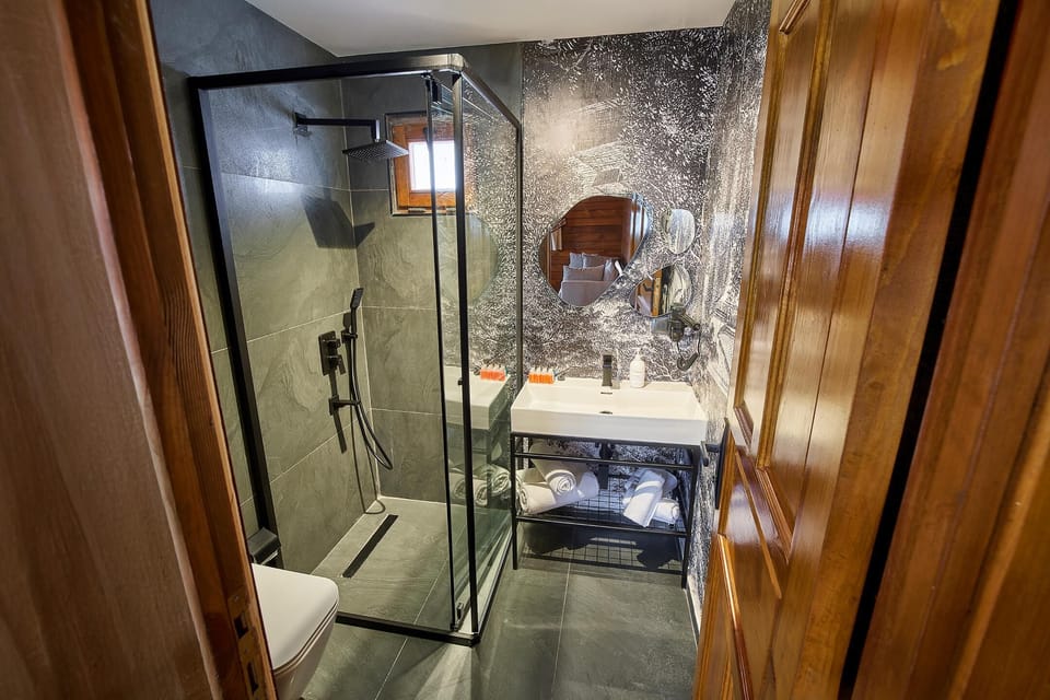 Family Bungalow | Bathroom | Free toiletries, hair dryer, bathrobes, slippers