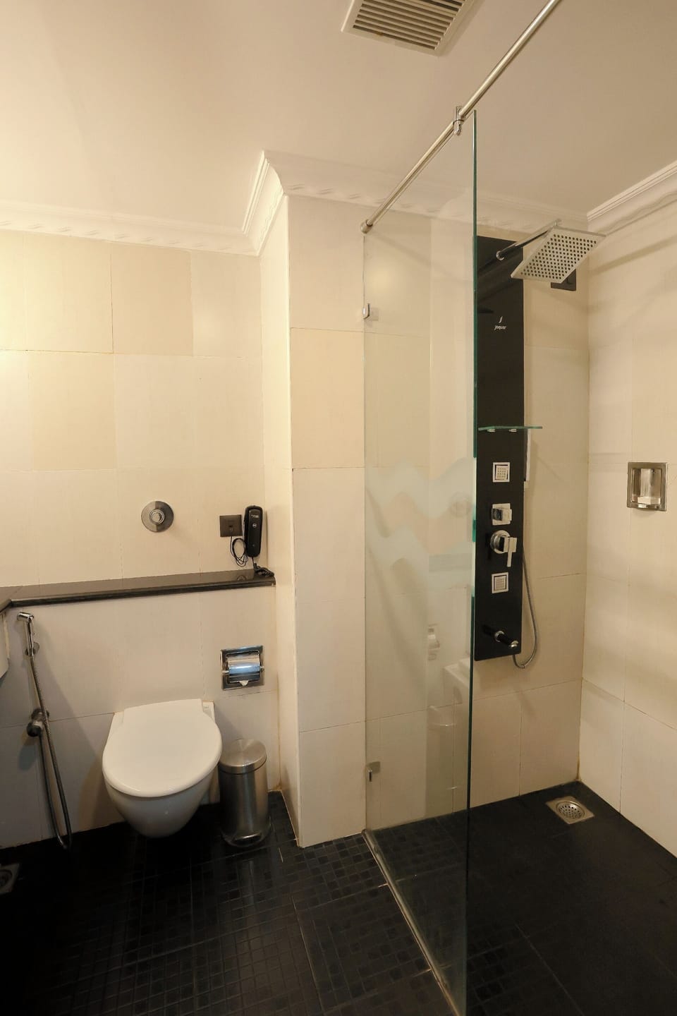 Superior Room | Bathroom | Free toiletries, slippers, bidet, towels