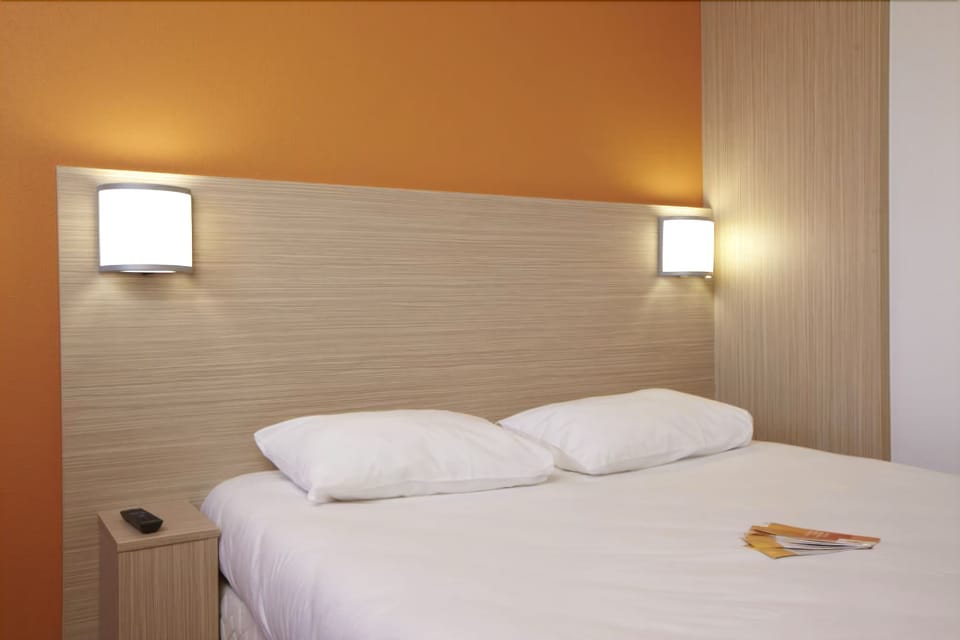 Standard Room, 1 Double Bed | Desk, soundproofing, free WiFi, bed sheets