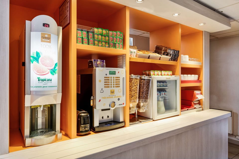 Daily cooked-to-order breakfast (EUR 6.5 per person)