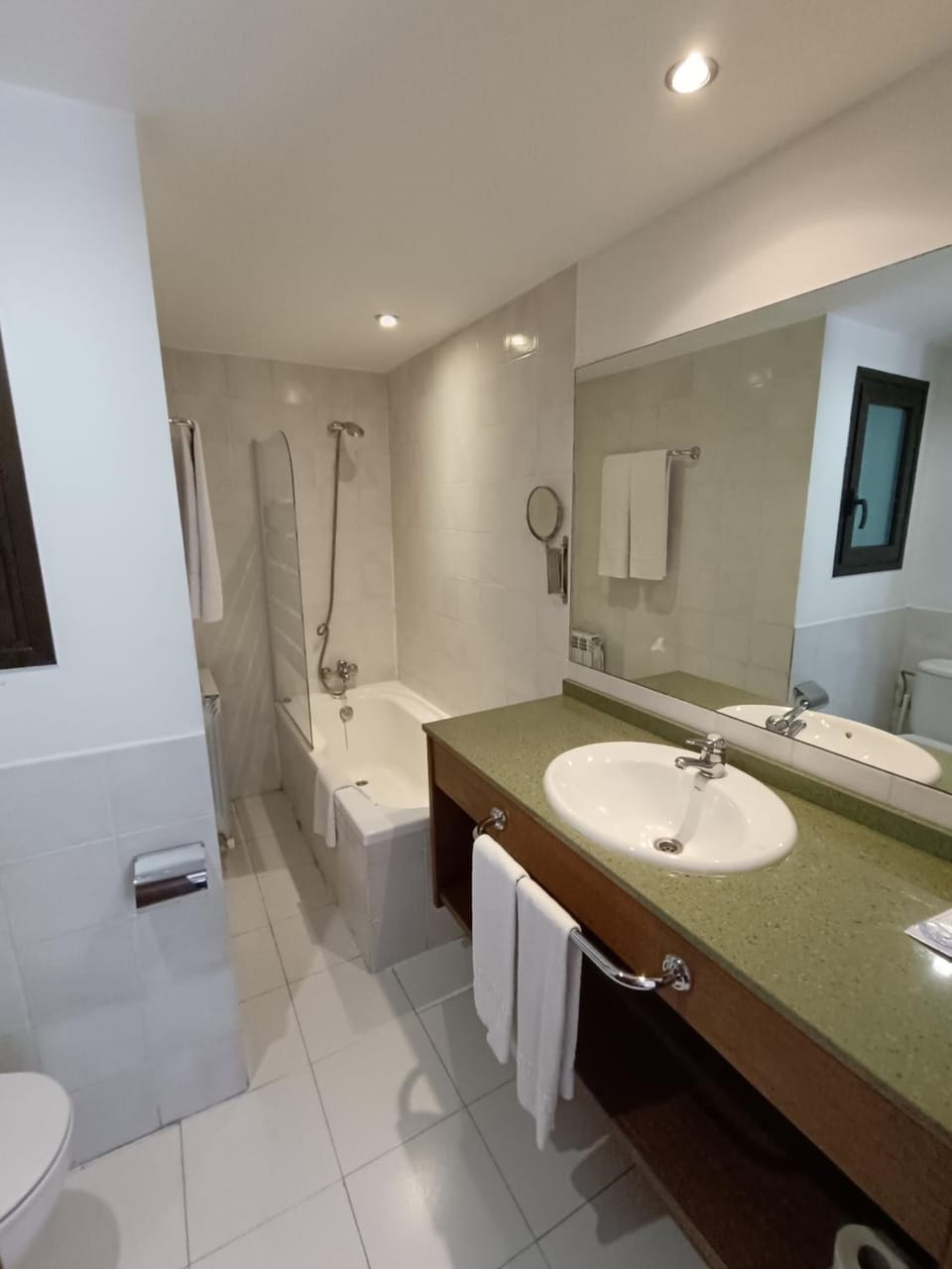 Bathroom | Free toiletries, bidet