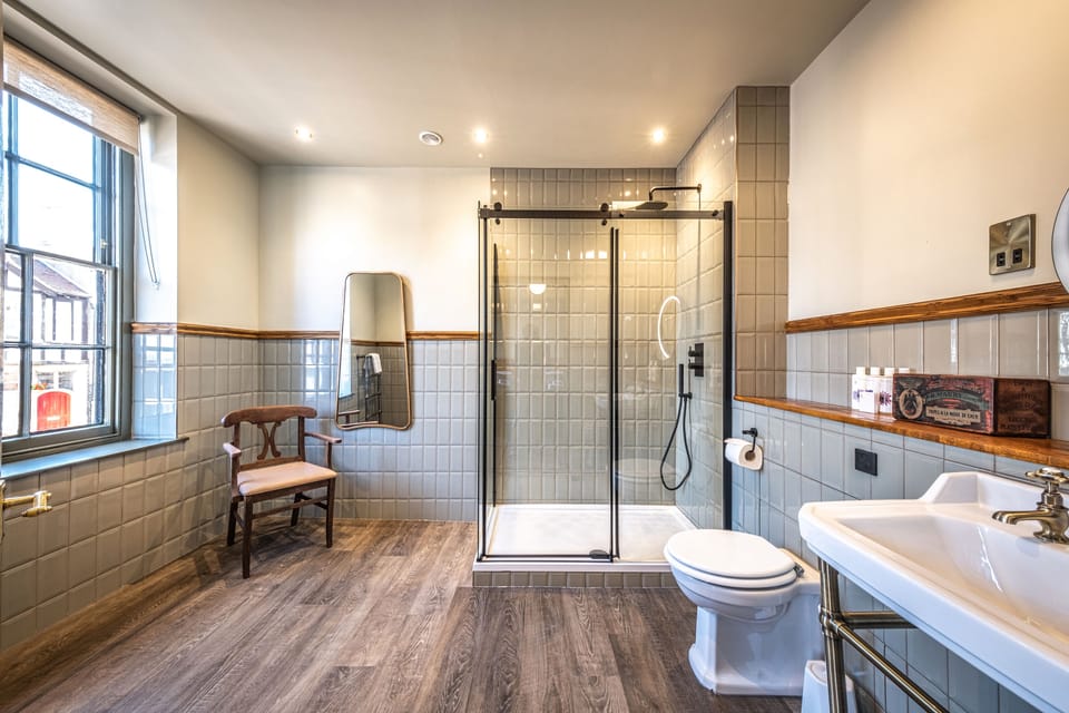 Deluxe Double Room, Ensuite | Bathroom | Shower, hair dryer, towels