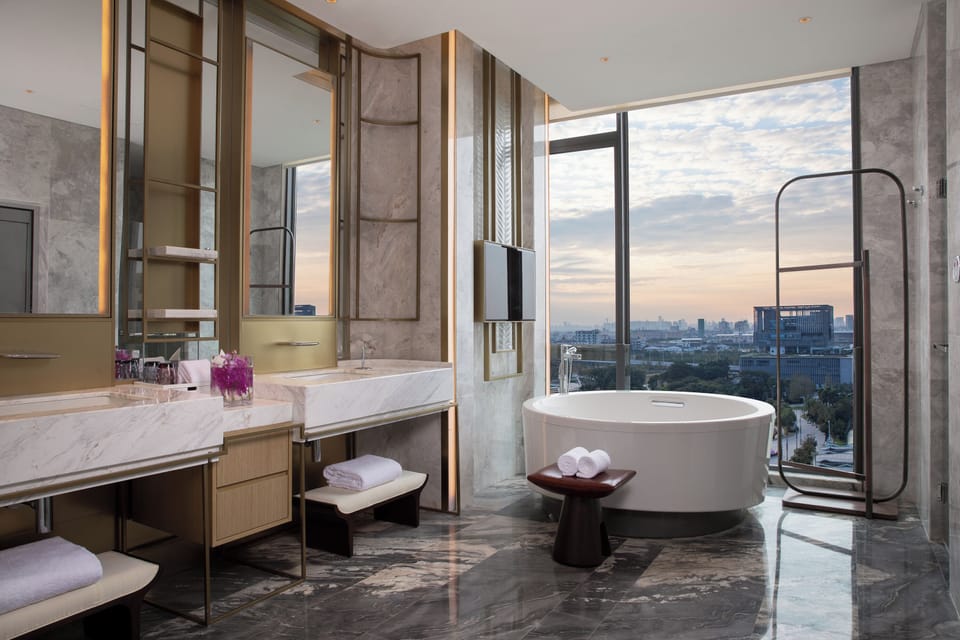 Presidential Suite, Club Lounge Access | Bathroom | Rainfall showerhead, free toiletries, hair dryer, bathrobes