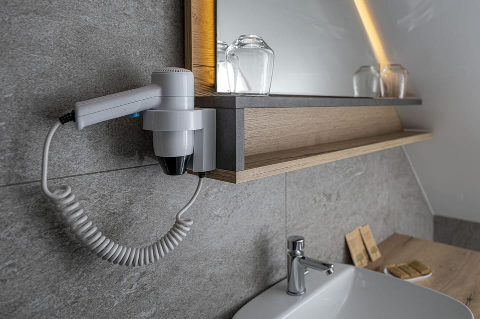Comfort Triple Room | Bathroom | Shower, hydromassage showerhead, free toiletries, hair dryer