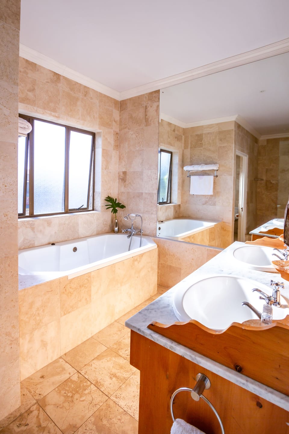 Room 0008 | Bathroom | Shower, free toiletries, hair dryer, towels