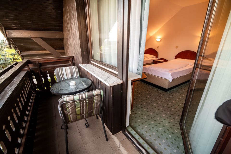 Room (Family suite) | Bathroom | Shower, towels