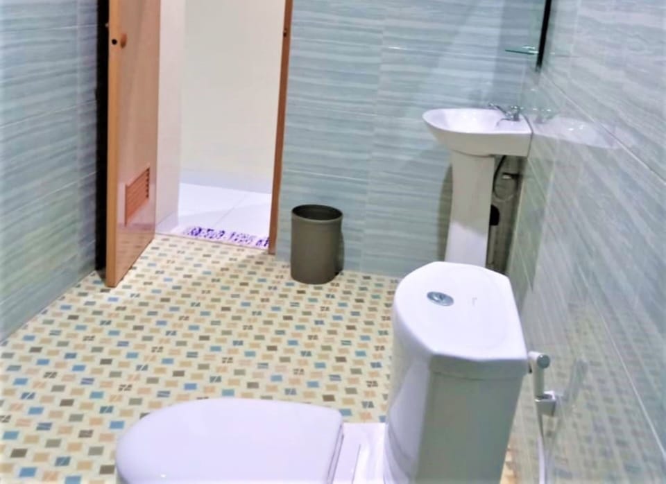 Shower, free toiletries, towels