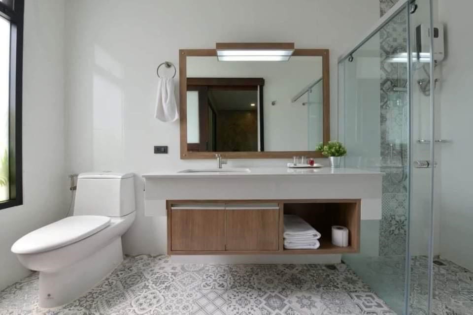 Deluxe Room, 1 Bedroom | Bathroom | Shower, free toiletries, hair dryer, towels
