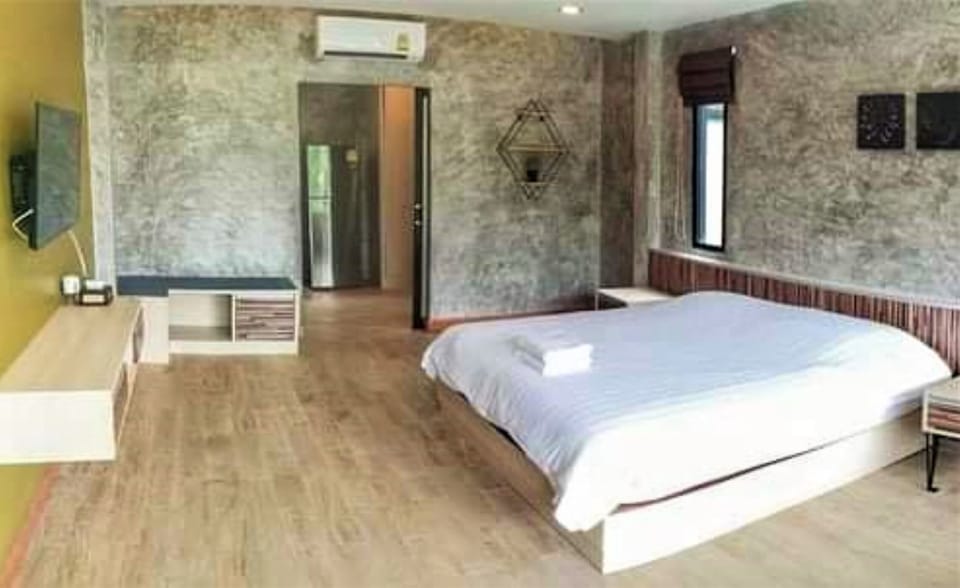 Deluxe Room, 1 Bedroom | Free WiFi, bed sheets