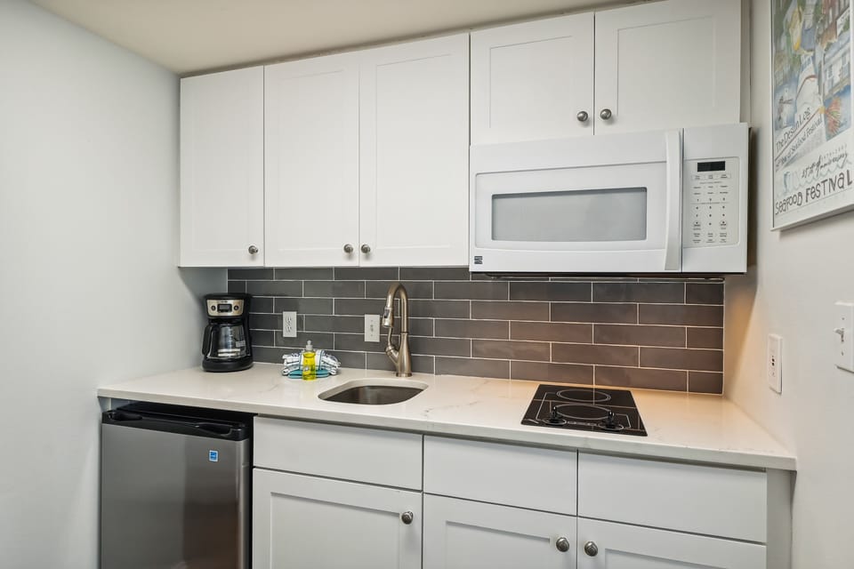 Studio | Private kitchen | Fridge, coffee/tea maker, toaster