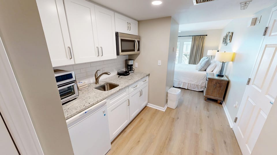 Studio | Private kitchen | Fridge, microwave, coffee/tea maker, toaster