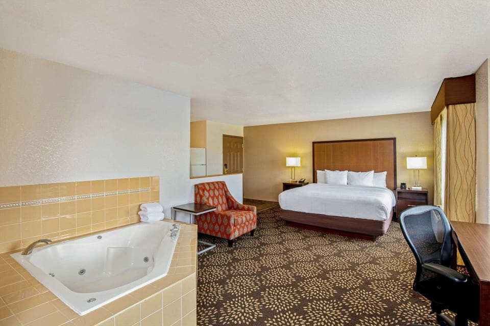 Deluxe Studio Suite, 1 King Bed, Non Smoking (Various Views) | Premium bedding, desk, laptop workspace, blackout drapes