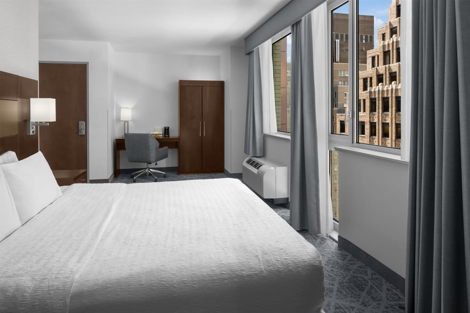 Room, 1 King Bed, Accessible, City View (Bathtub) | In-room safe, blackout drapes, iron/ironing board, WiFi (free)
