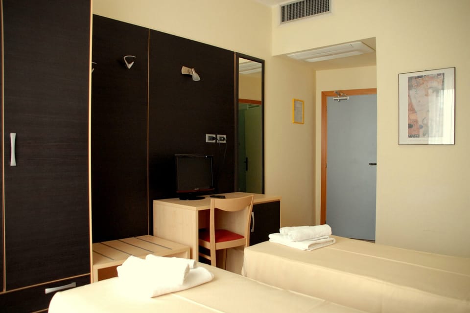 Comfort Double Room | Minibar, in-room safe, desk, WiFi (free)