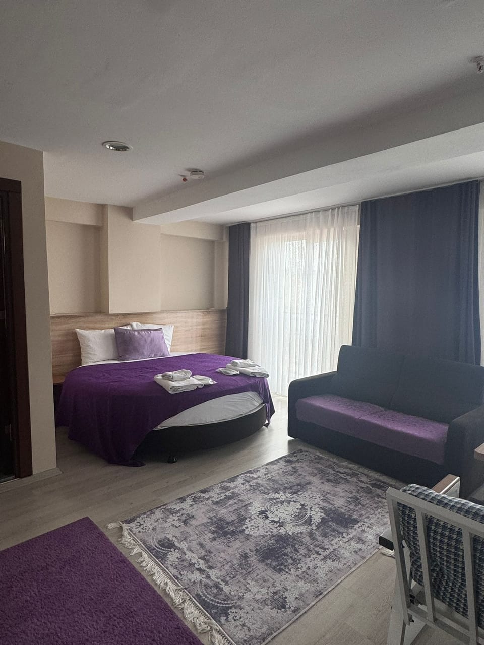 Deluxe Room, 1 King Bed | Desk, soundproofing, WiFi (free), individually furnished