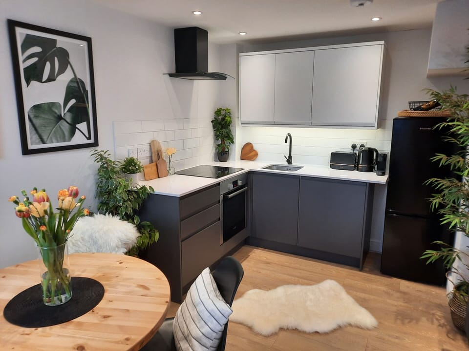 Luxury Cottage, Ensuite, Courtyard View | Private kitchen | Highchair