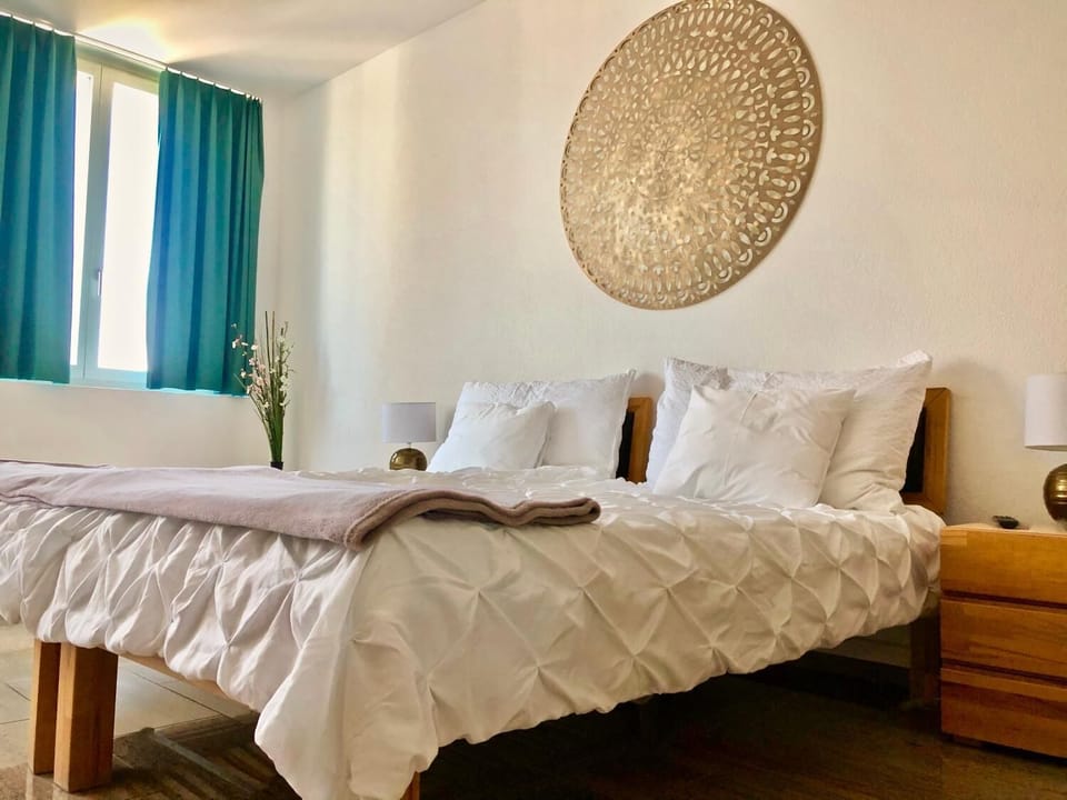 Desk, soundproofing, free WiFi, bed sheets