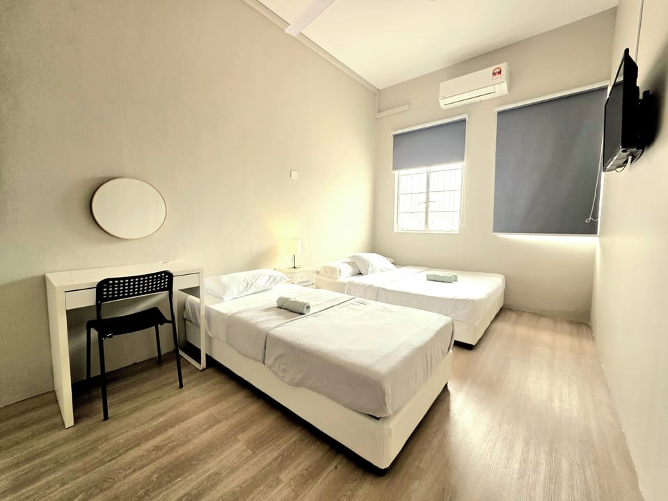 Basic Triple Room | Desk, bed sheets