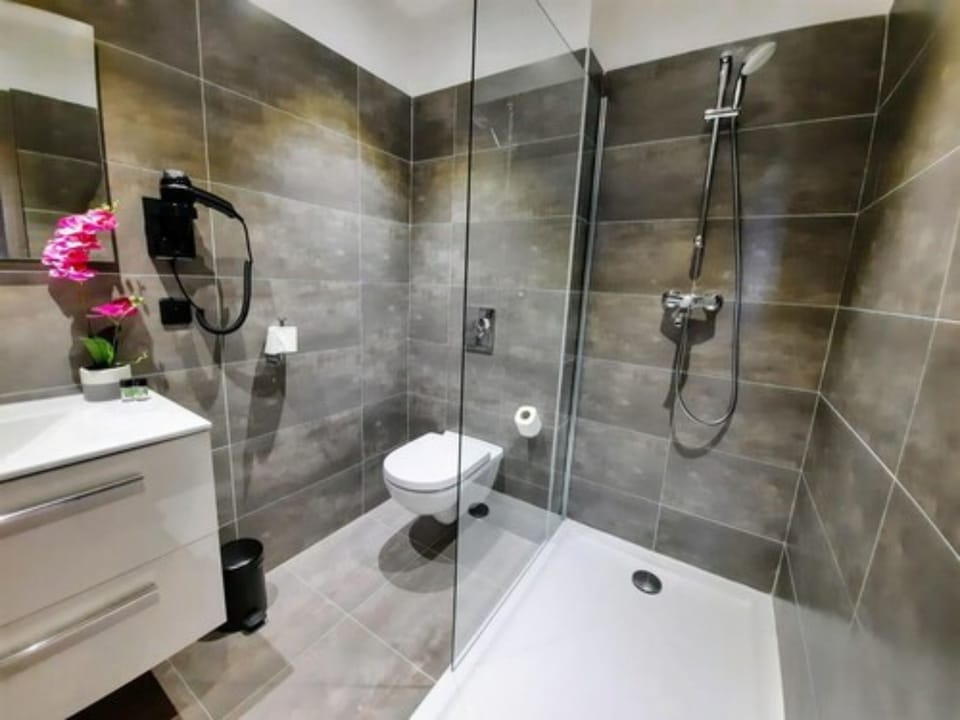 Shower, towels