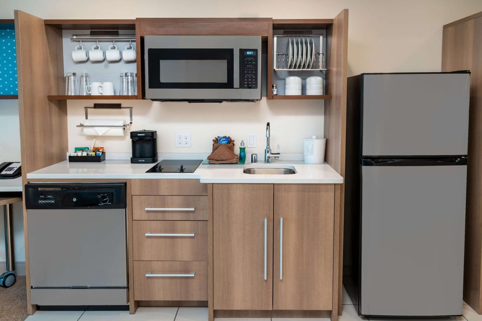 Suite, 1 Bedroom, Non Smoking | Private kitchen | Coffee/tea maker